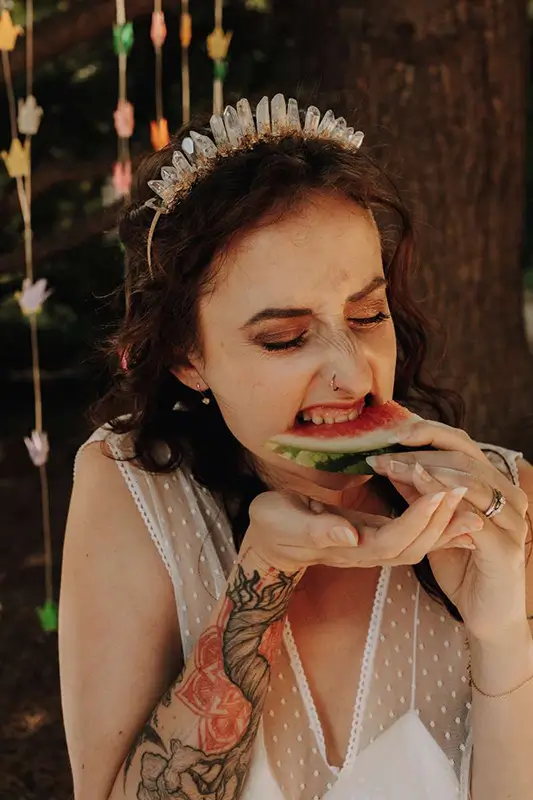 gens heureux pique nique mariage