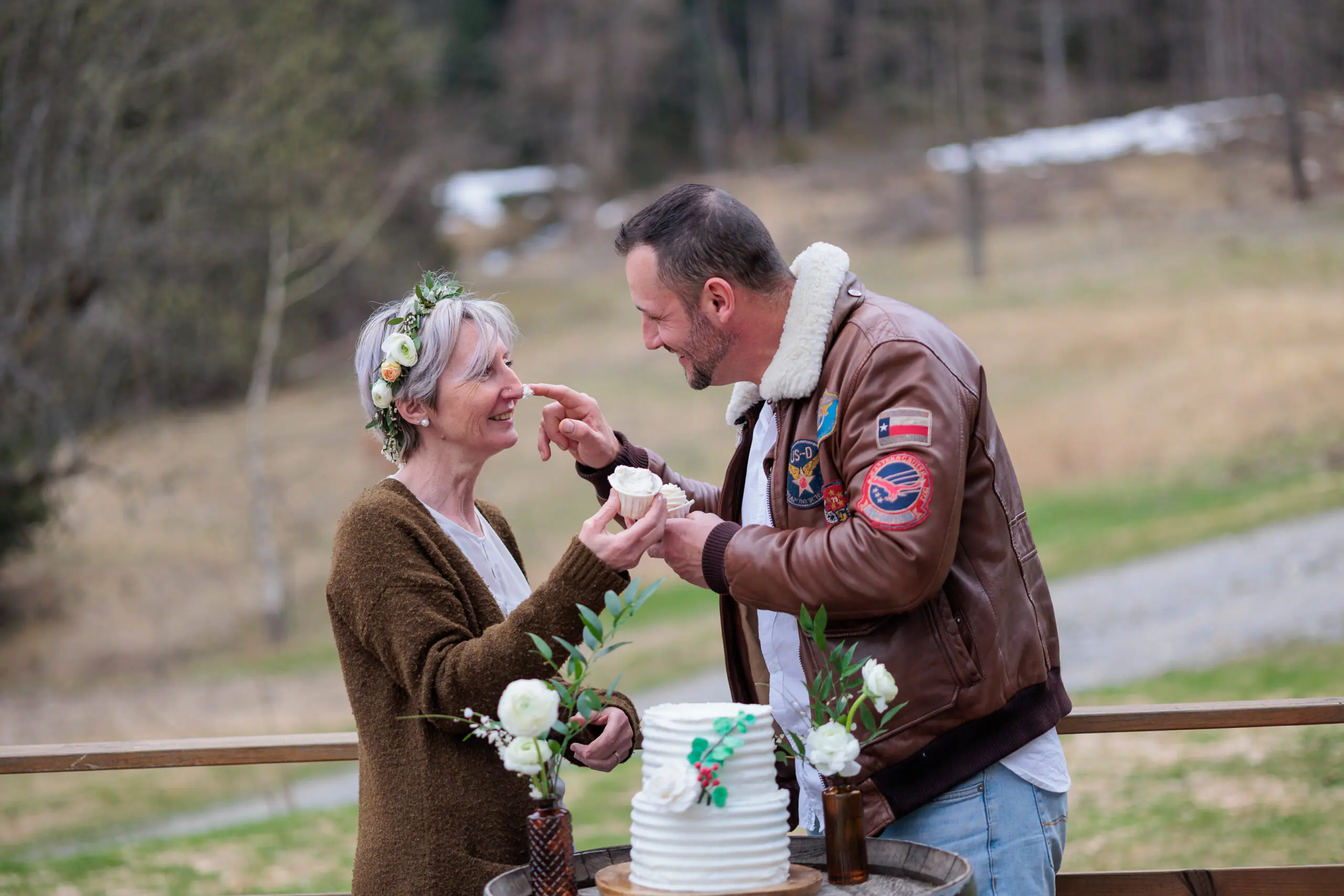 Couple qui mange le wedding cake