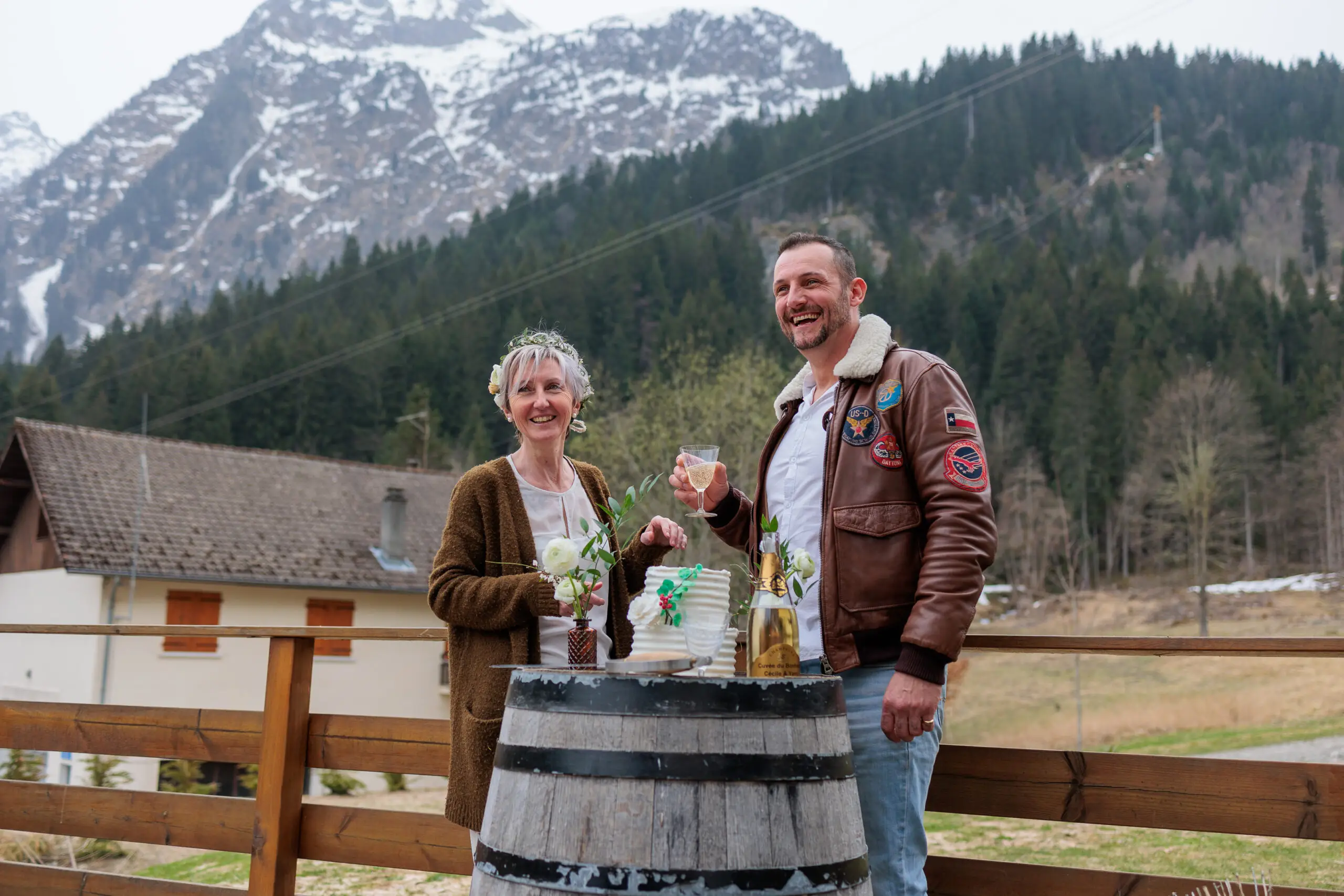 Couple qui s'apprête à découper le gâteau de mariage