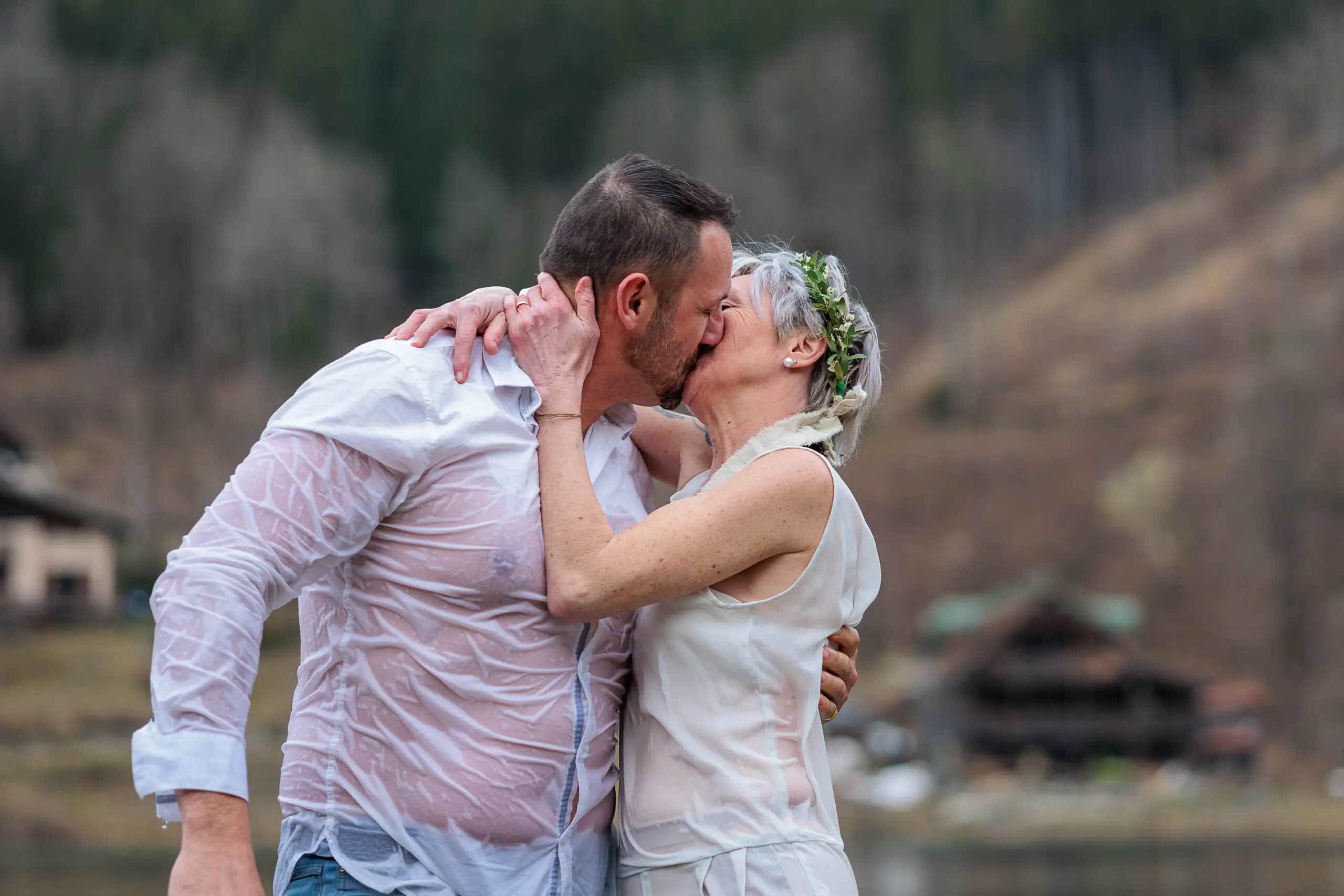 Couple s'embrassant dans un lac en montagne